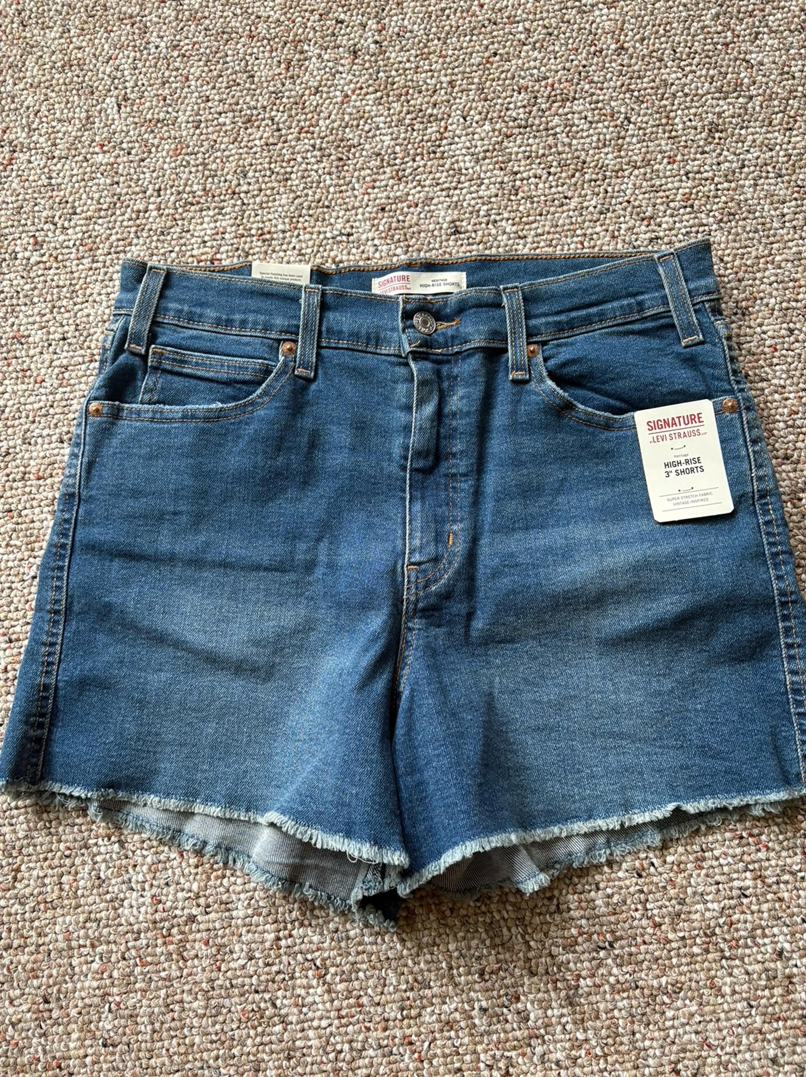 Signature Levi Strauss Jean Shorts - High Rise - 3” - Women’s 14 - W32