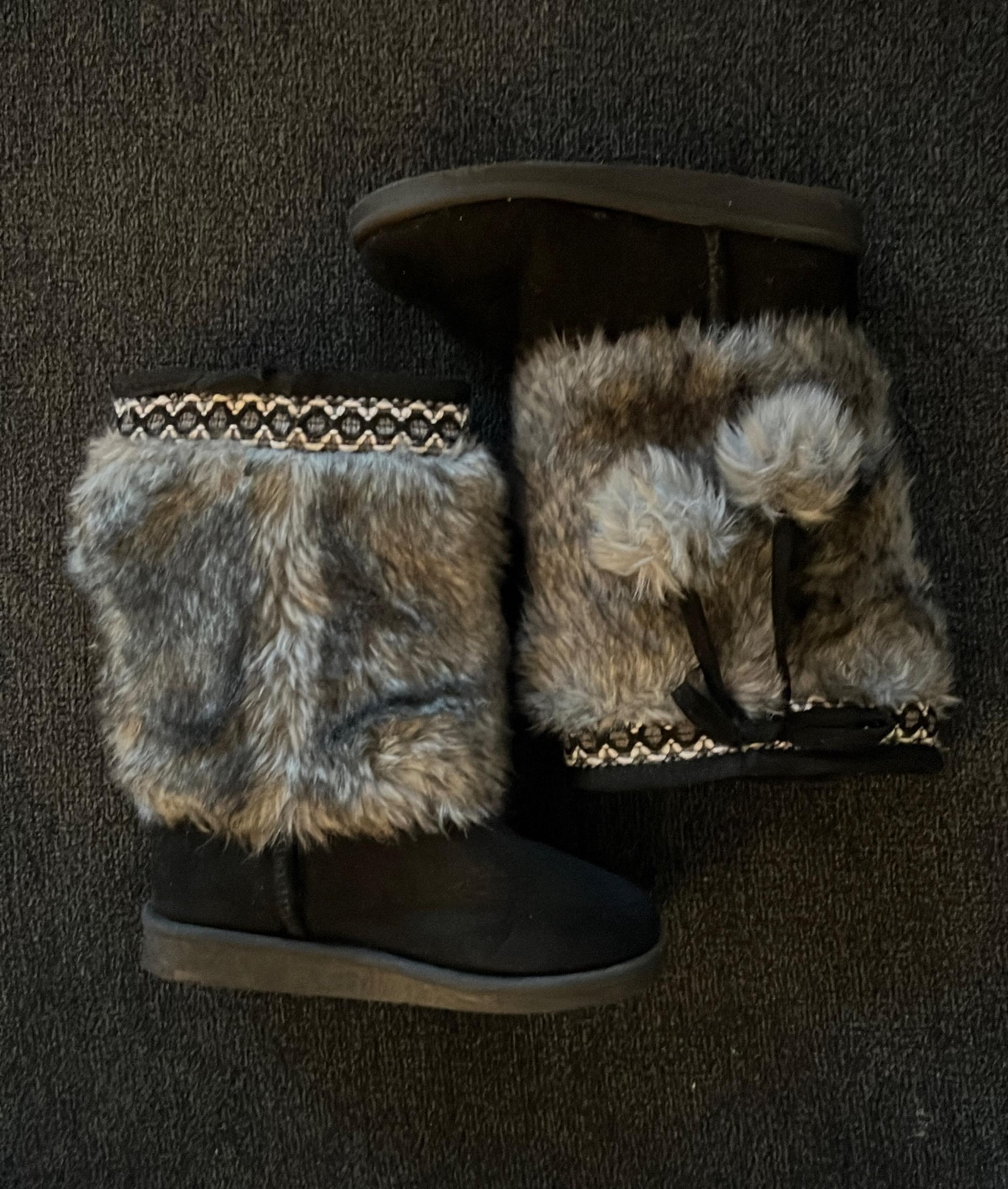 FabKids Toddler Girl’s Size 10 Faux Fur Boots