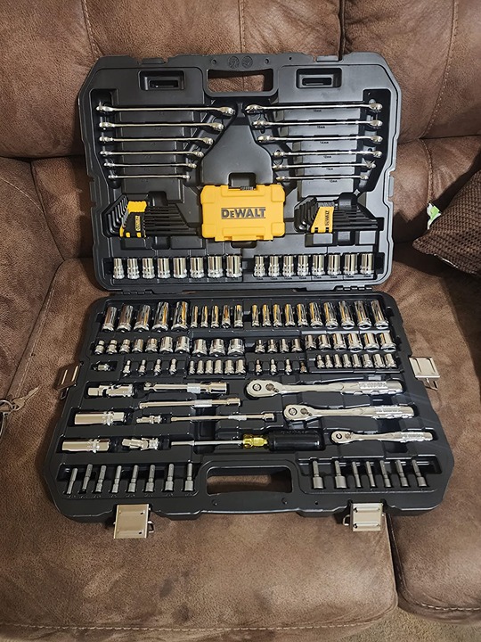 Mechanics Tools Kit and Socket Set, 1/4 & 3/8 Drive, SAE, 108-Piece (DWMT7380