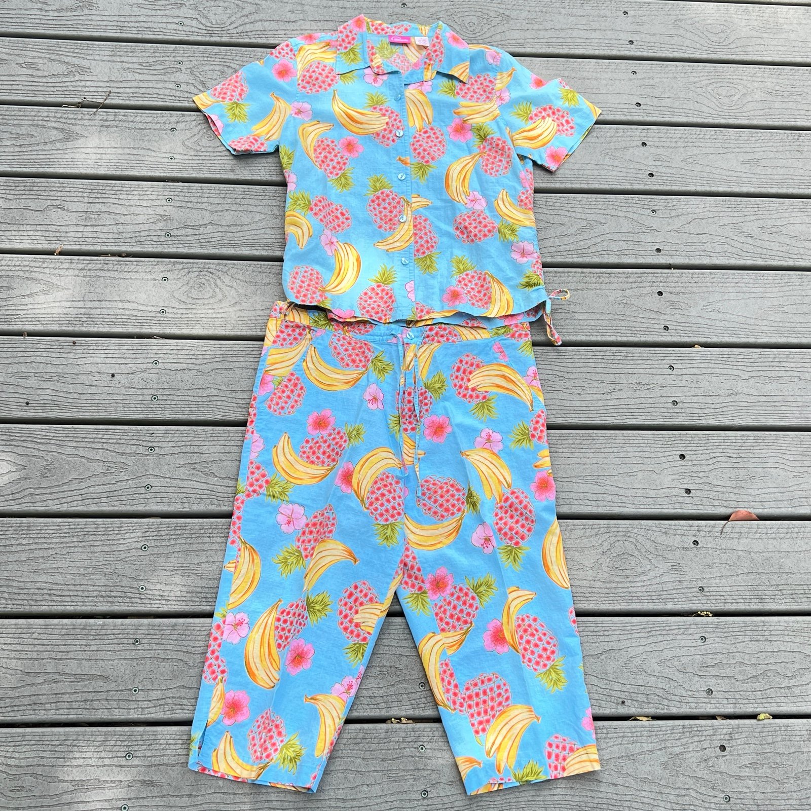 Pappagallo: Tropical Print Shirt and Capris Set. Women’s Size Large.