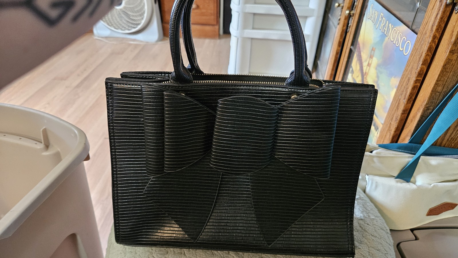 Bow shoulder bag
