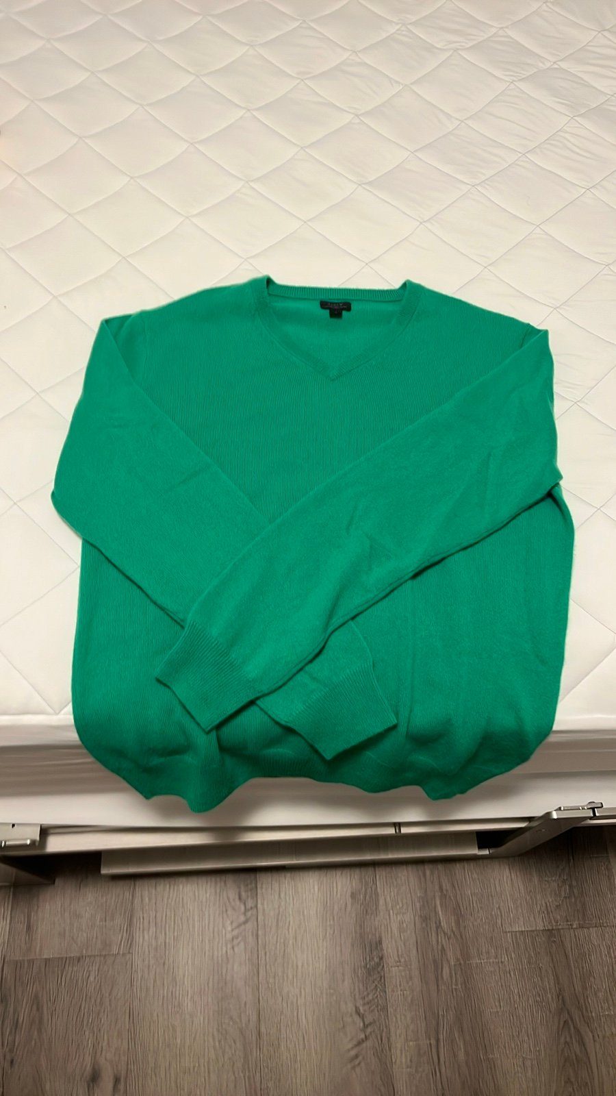 Gently worn Sz M J-Crew Kelly green cashmere sweater