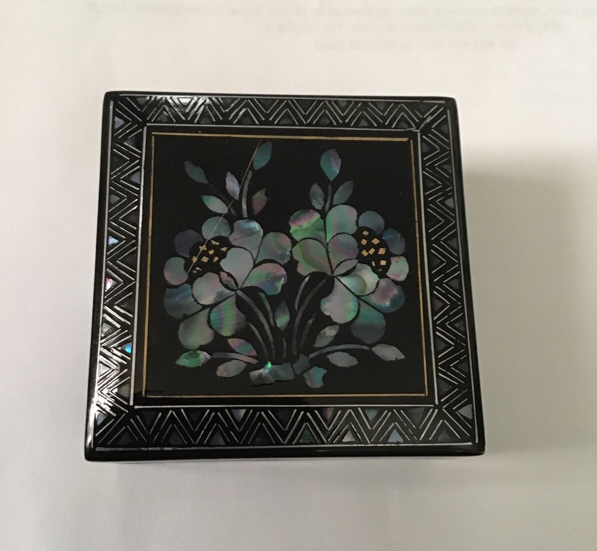 Antique Chinese Black Lacquer Mother of Pearl Lac Burgaute Snuff Box.