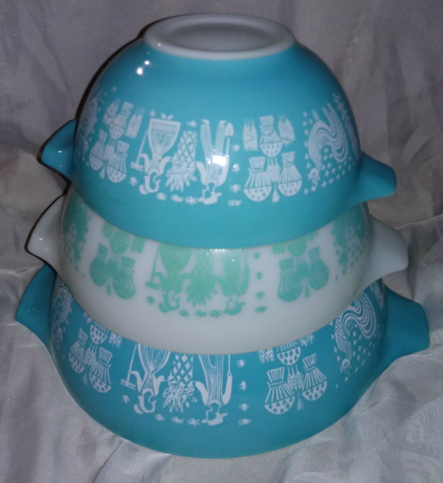 Pyrex Amish butterprint mixing bowls