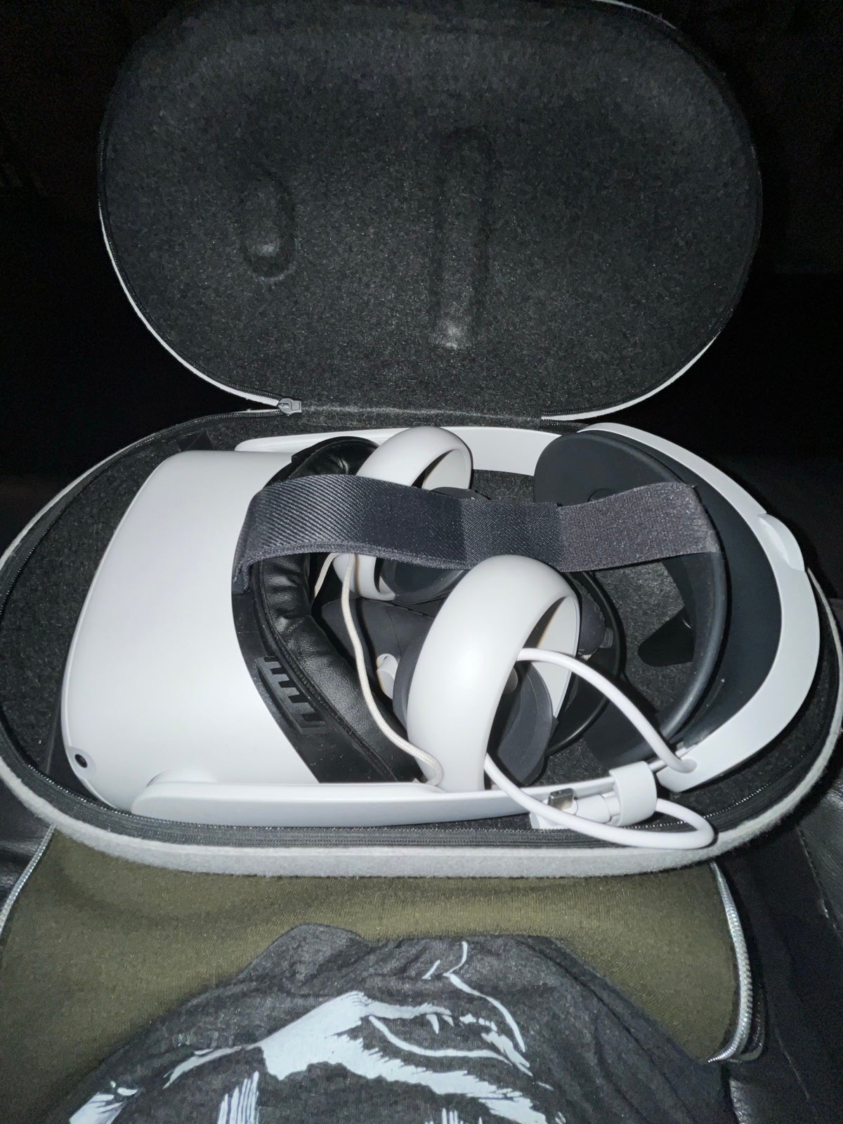 OCU LUS quest 2 with elite strap battery pack (no charger)