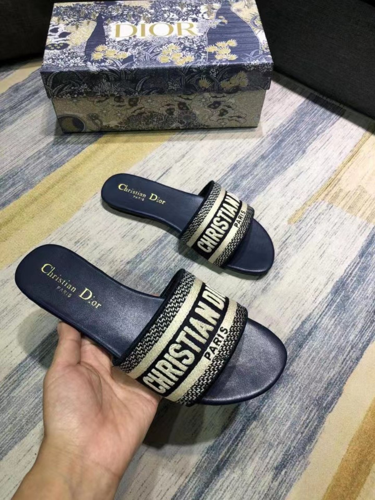 Women's fashion slippers