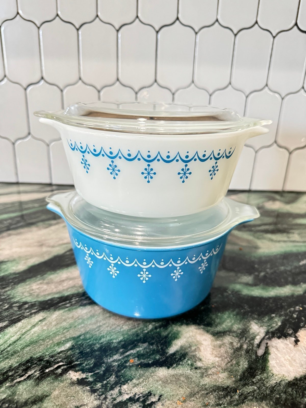 Vintage pyrex 472 & 473 blue & white snowflake with lids milk glass