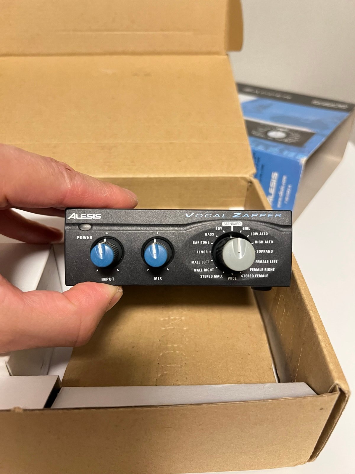 Alesis Vocal Zapper open box - detail