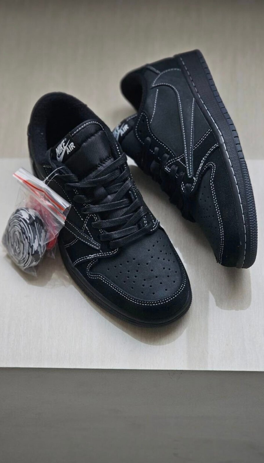 travis scott Jordan 1 black phantom