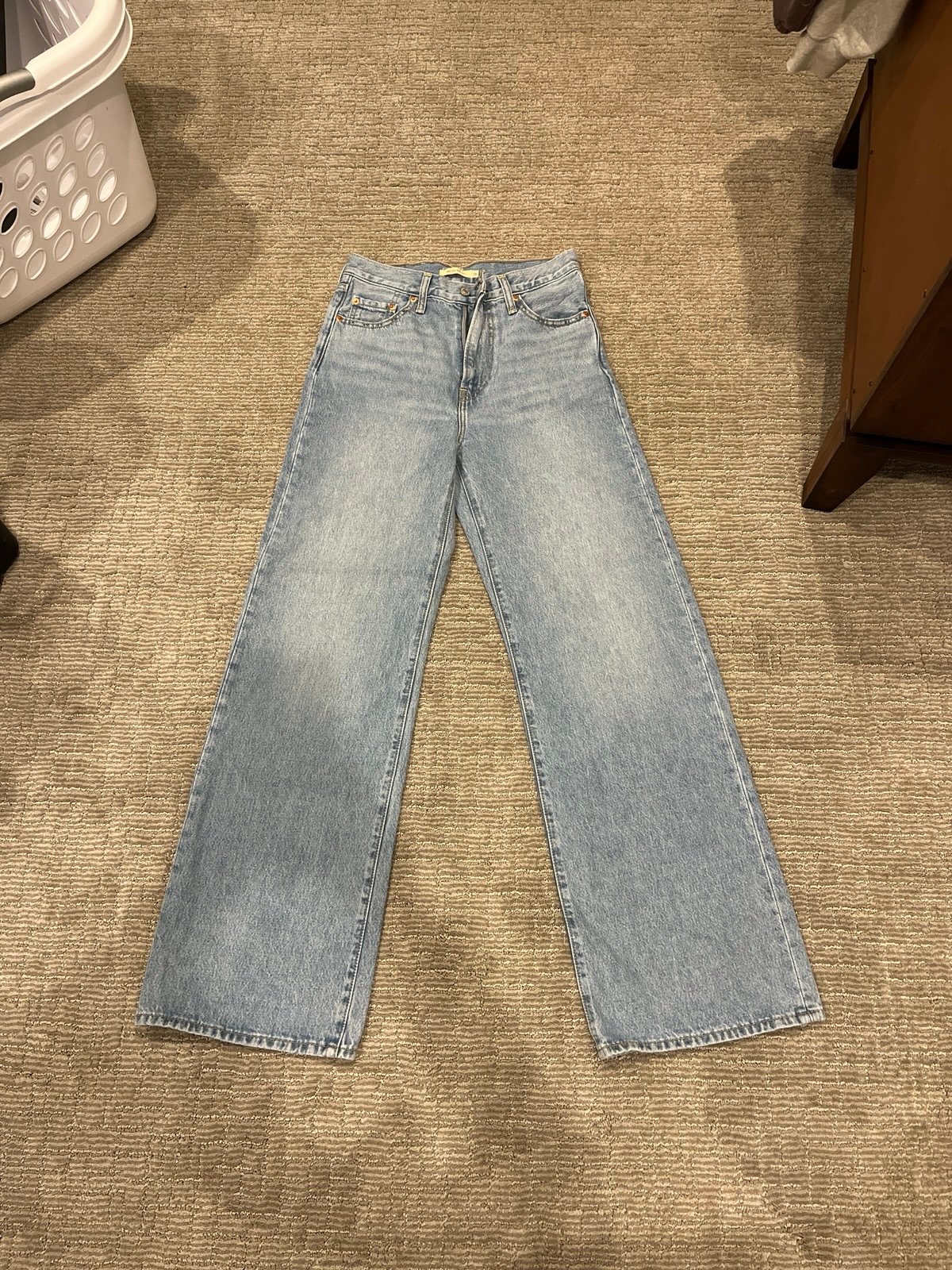 NEVER WORN LEVI WIDE LEG JEANS