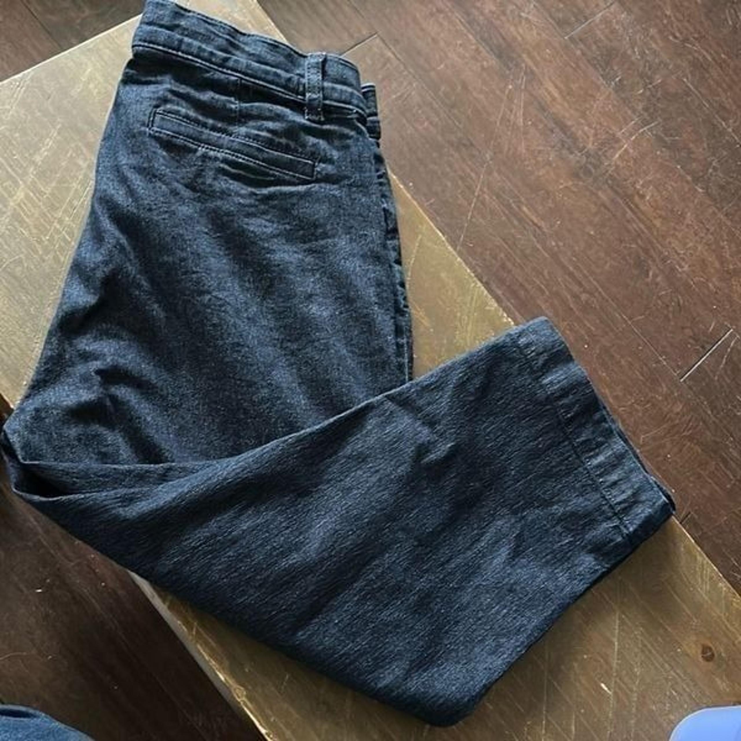 St Johns Bay Women's Dark Blue Denim Capri Pants. Size 8.
