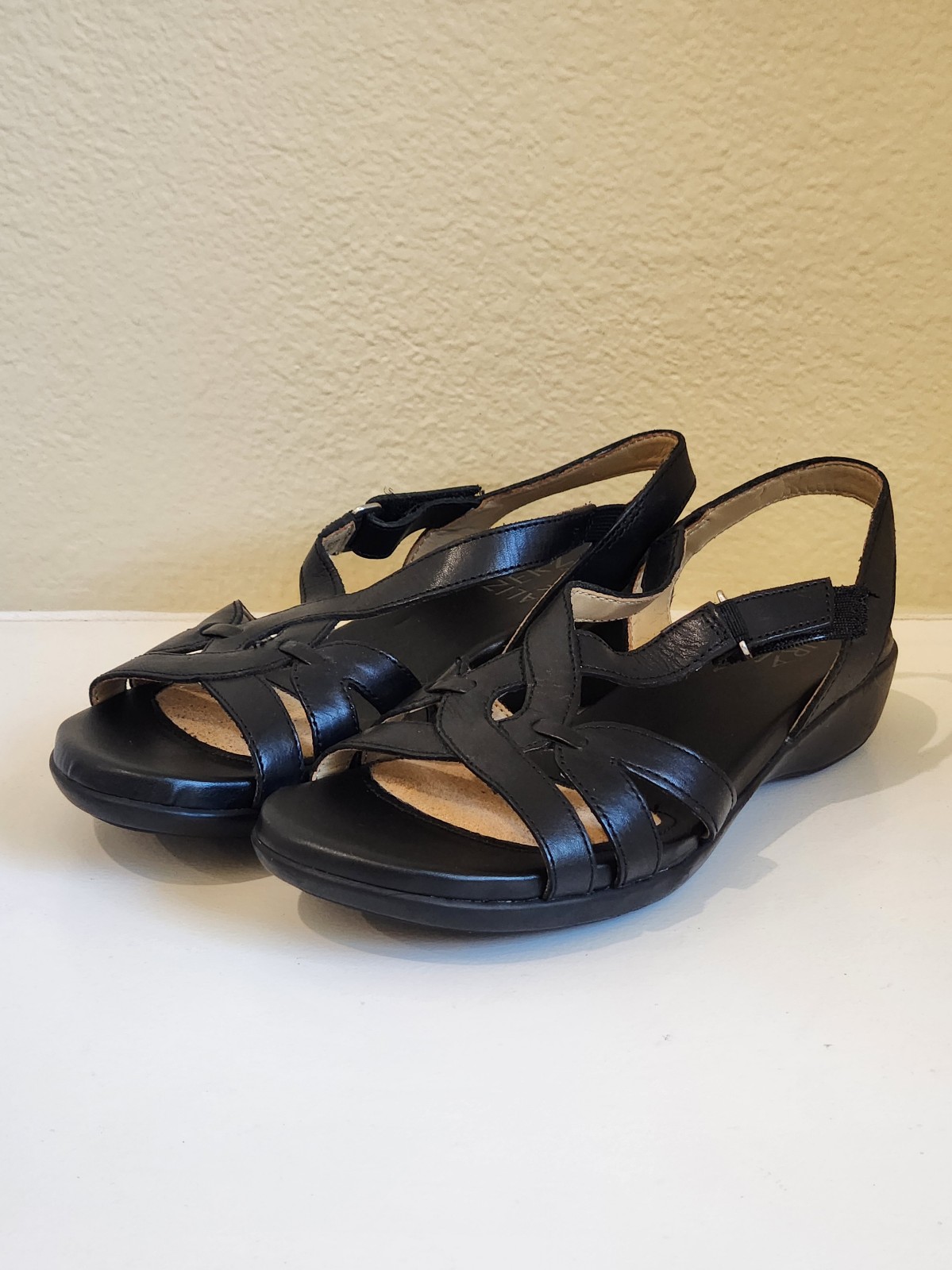 Women's Naturalizer Nasim Banded Leather Sandals Size 5M