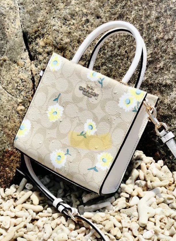 ショルダーバッグ・ポシェット Mini Cally Crossbody In Signature Canvas With Daisy Print COACH® Outlet | Mini Cally Crossbody In Signature Canvas