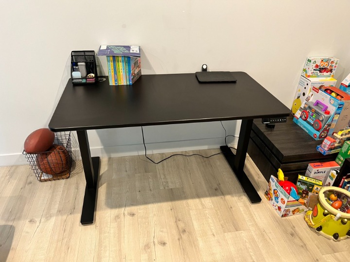 SmartDesk: Height-adjustable between Standing and Sitting Desk