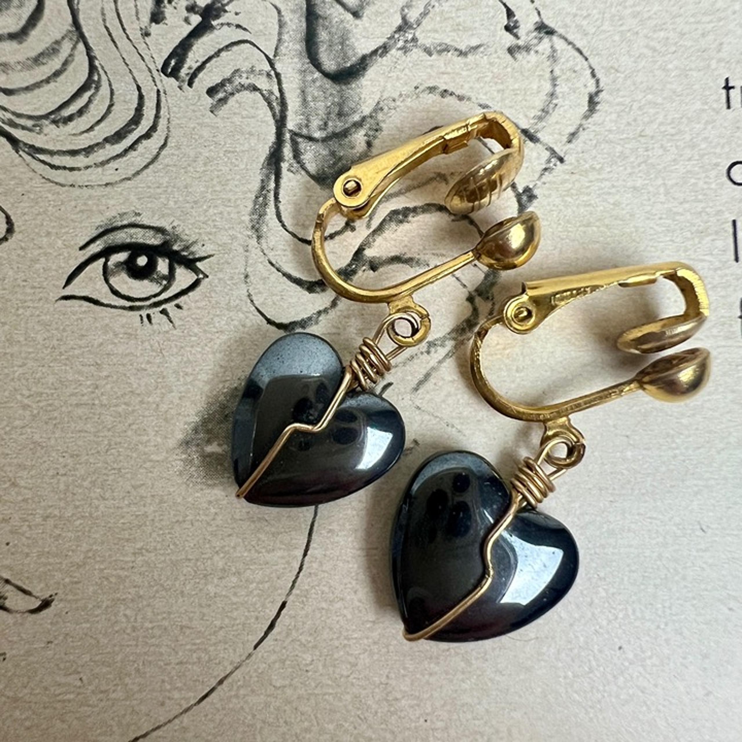 Vintage Black and Gold Tone Heart Dangle Clip On Small Earrings