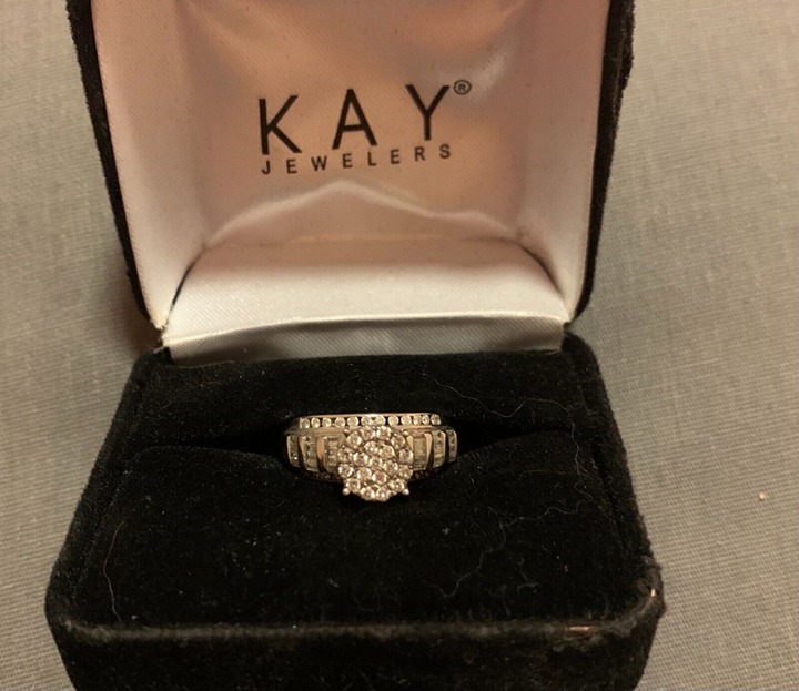 Kay jewelers 10k white gold 1ctw diamond engagement ring size 5