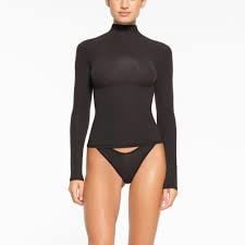 SKIMS FITS EVERYBODY
TURTLENECK TOP STYLE:
COLOR onyx 
Medium