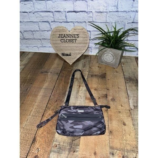 Baggallini crossbody purse gray/black camo A very unique crossbody, great style