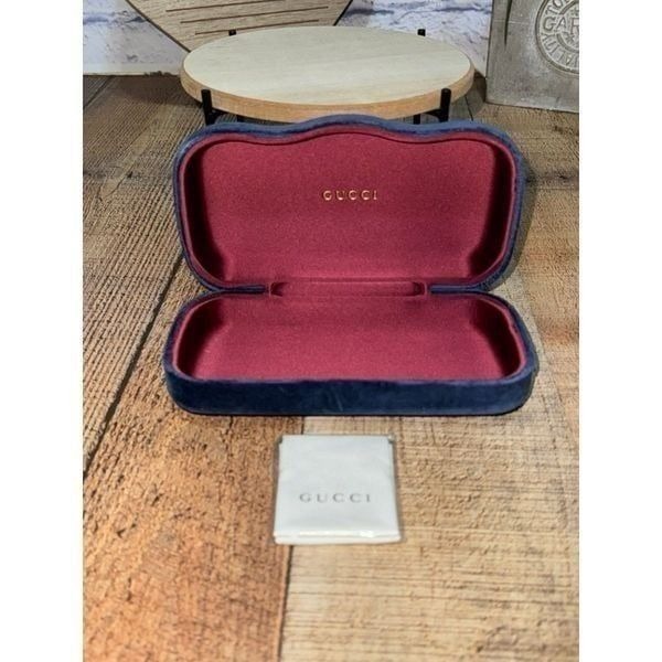 Gucci velvet luxurious case sunglasses case with dust cloth Excellent like new