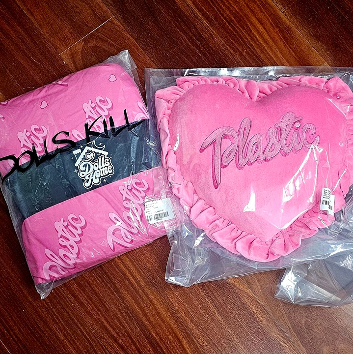 Dolls Kill Home Diva Dynasty Plastic Full/Queen Sheet Set + Heart Pillow