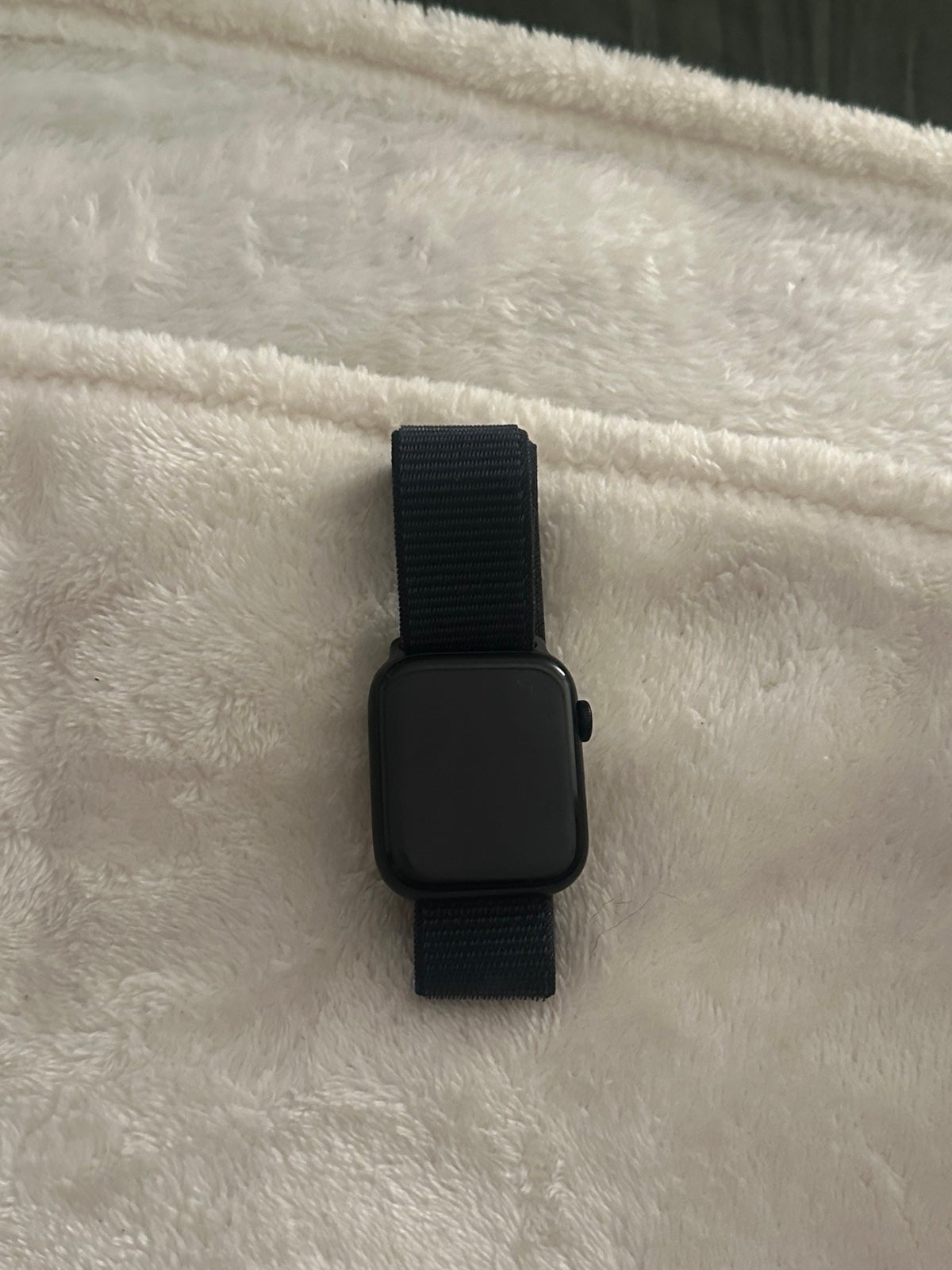 Apple watch SE, 44mm, GPS, Midnight color way, with sport loop band and charger