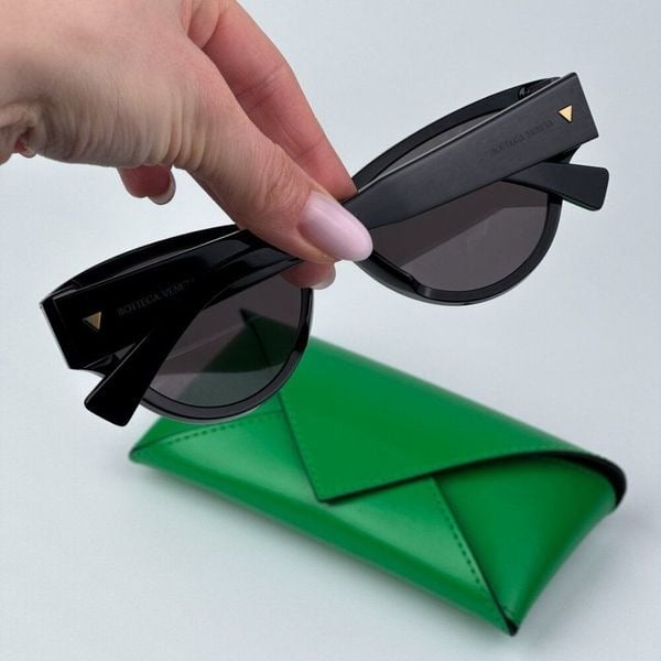 BOTTEGA VENETA キャットアイフレムサンクラス BV1319S 001 Bottega Veneta Women Black Grey Cat Eye BRAND NEW Sunglasses
