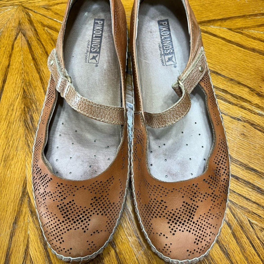 Pikolinos leather Mary Jane driving shoes.