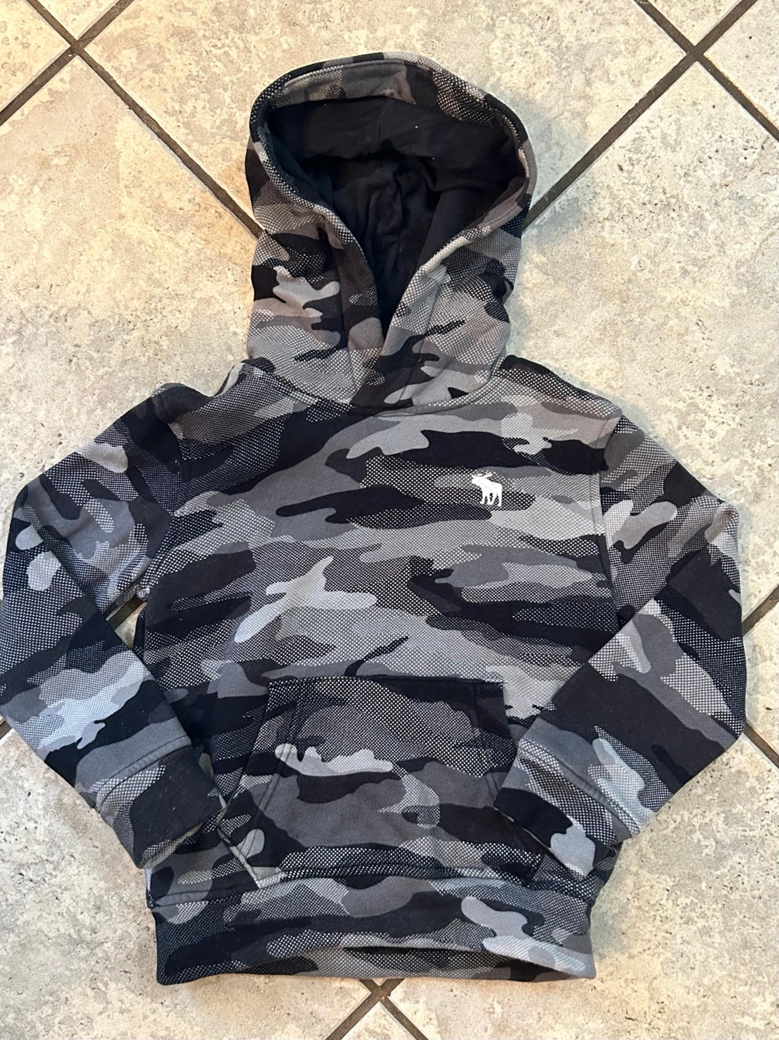 Boys Abercrombie Kids ling sleeve hoodie size 5/6