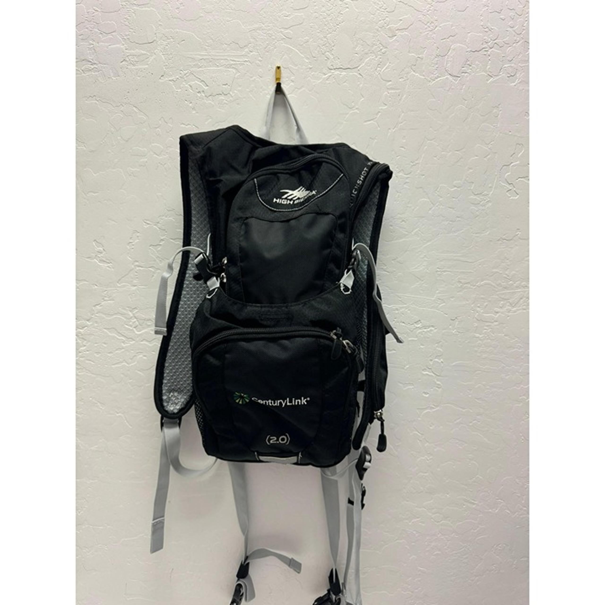 High Sierra Black 2L Hiking Backpack Airflow Cooled Back Multiple Pockets