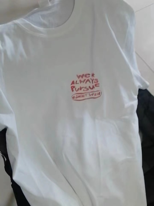 Women's short-sleeved T-shirt with white cotton letters