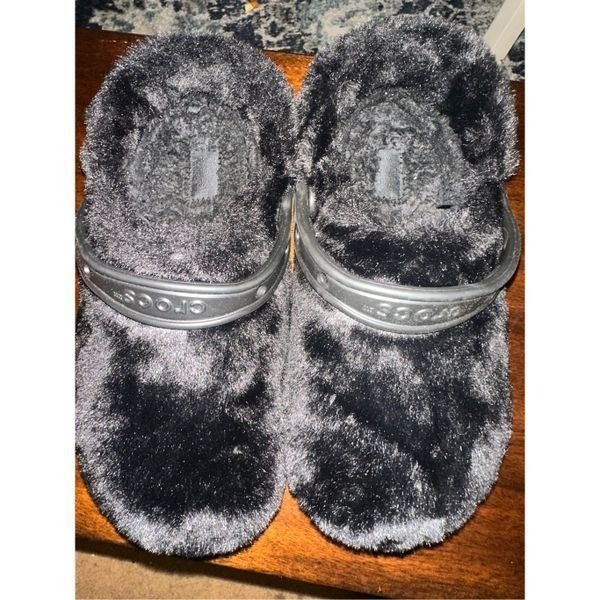 Crocs Classic Fur Sure black NWOT women’s size 9 Men’s size 7