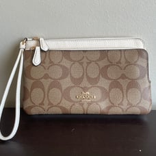 Coach Women Corner Double Zip Wristlet Wallet Signature Khaki Tan/Chalk. NWOT