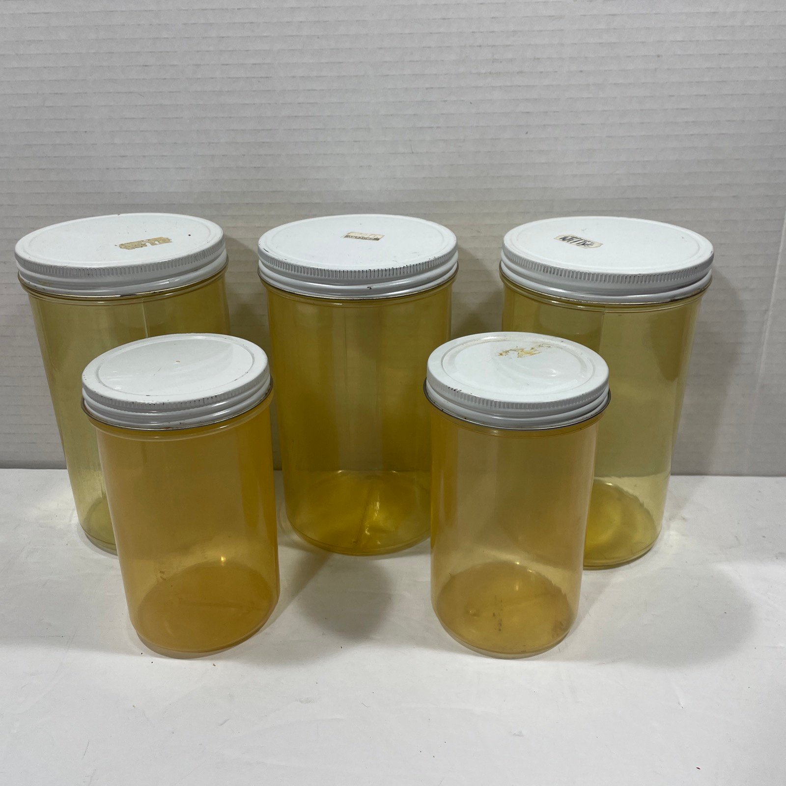 5 Vintage Plastic Jars Screw On Caps 2 Sizes Storage White Lids CRP Yellowed