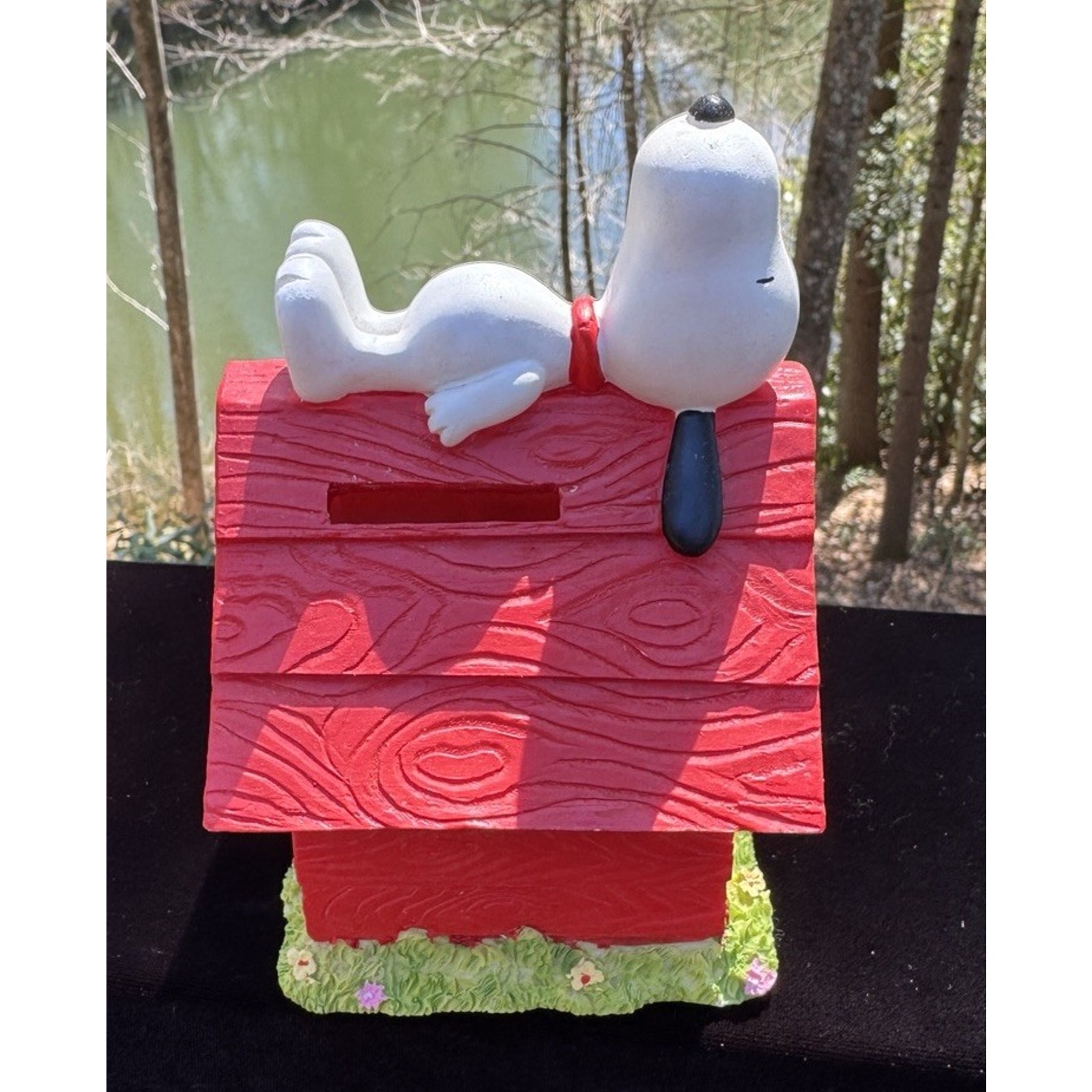 Snoopy Doghouse Piggy Bank Peanuts Flowers United Feature Syndicated Toy -TO16
