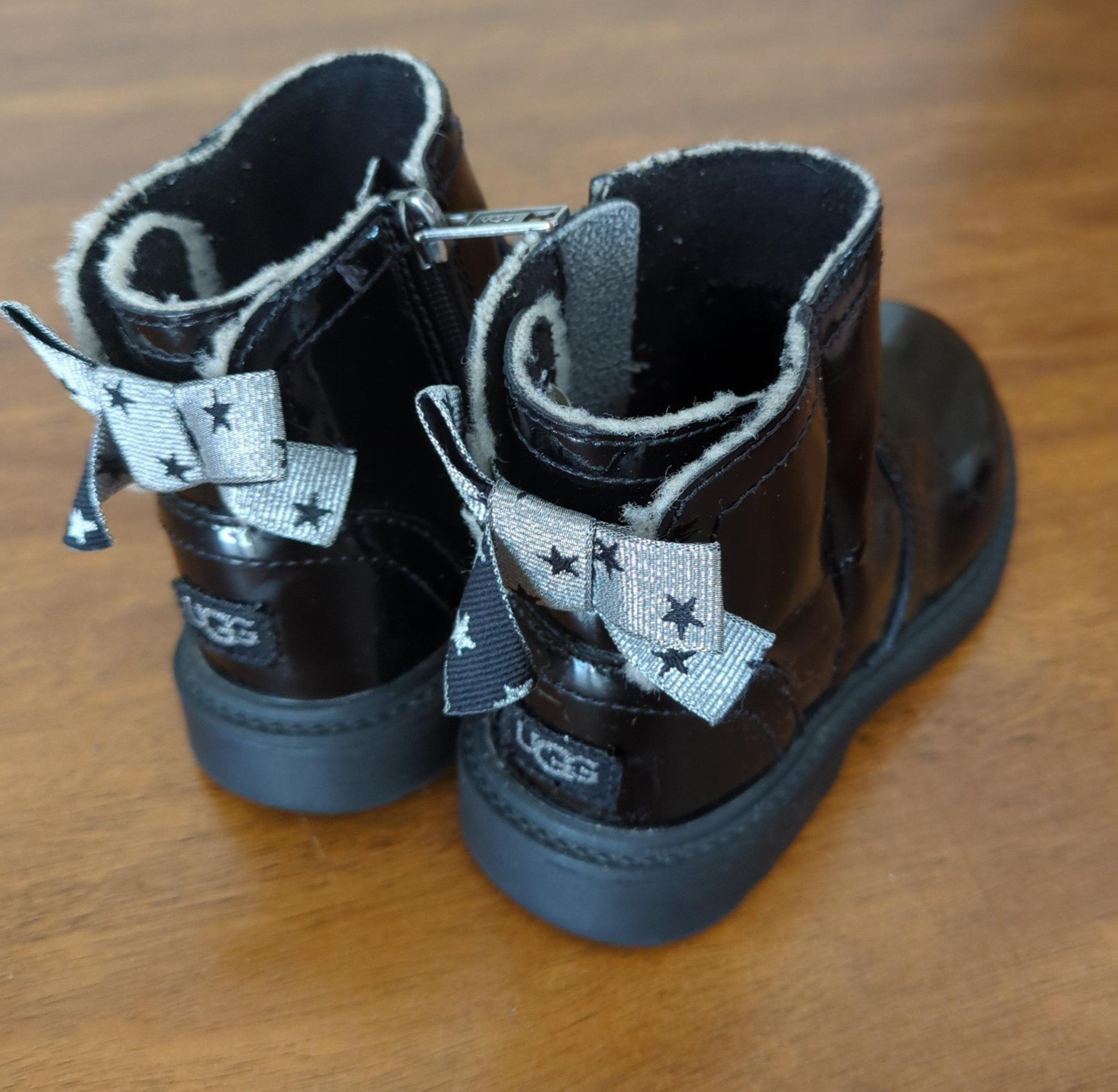 UGG Australia girls Black Lynde patent leather boots toddler Little Kids size 9