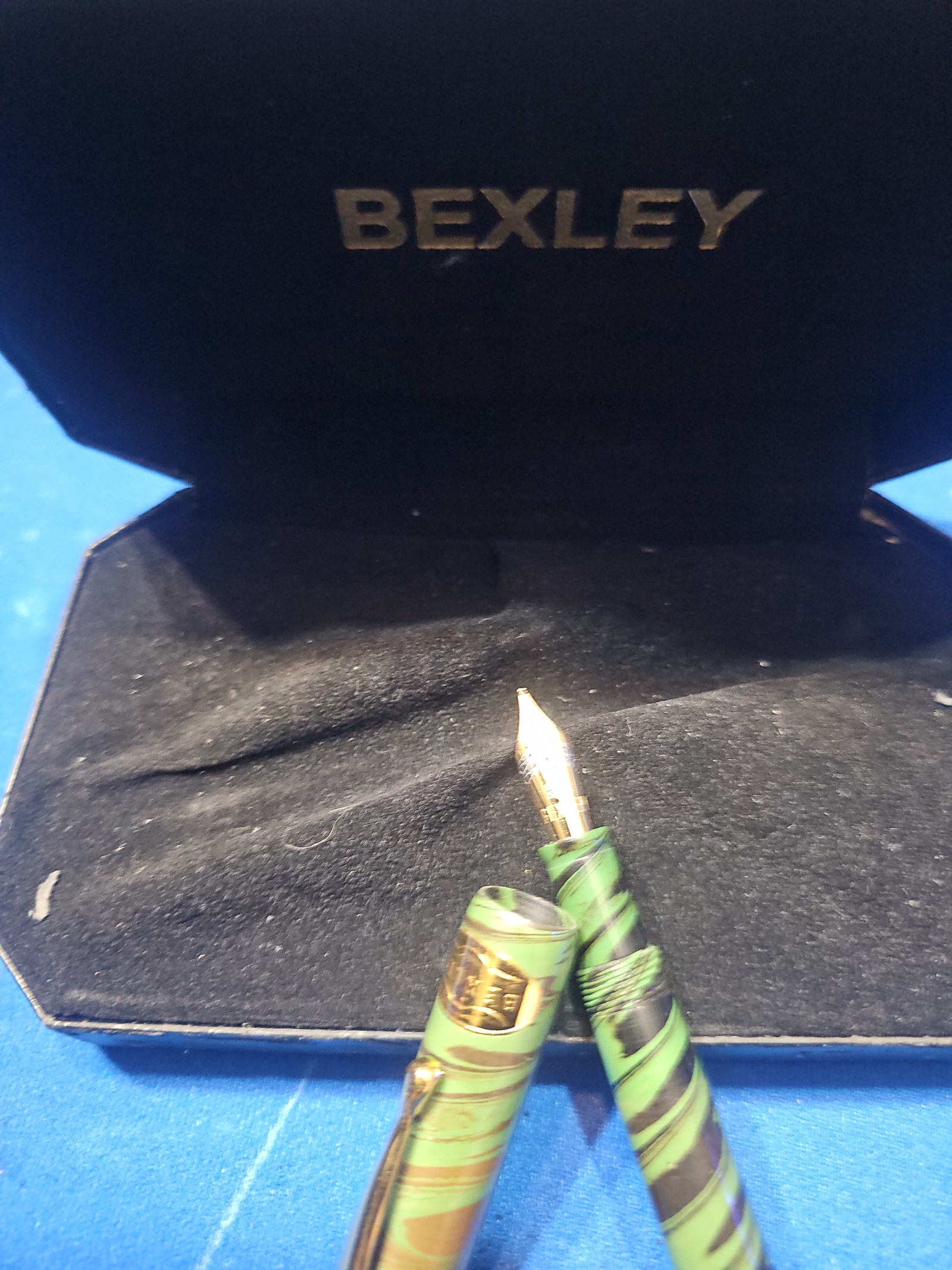 Bexley Ebonite Collection. Green Smoke Fountain Pen. 18K 750