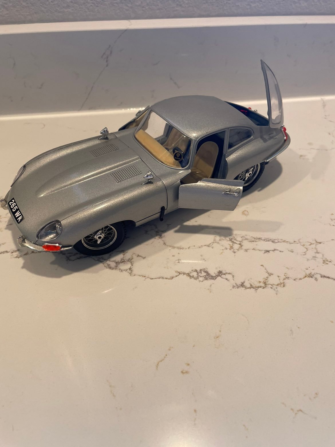 Bburago 1961 Jaguar E Type 1:18 Scale Diecast Model Car Burago '61 Silver