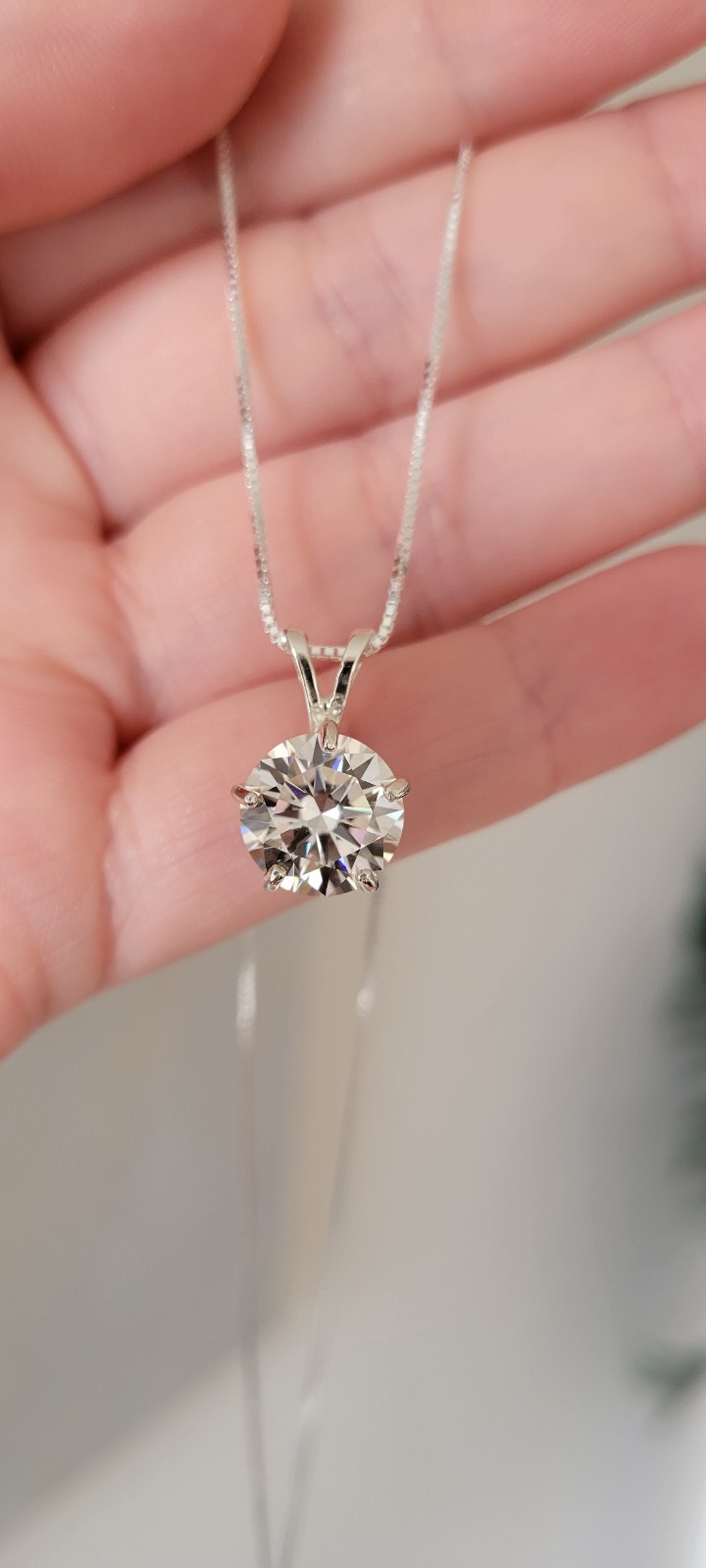 New 4ct Beautiful Moissanite Pendant With A Chain