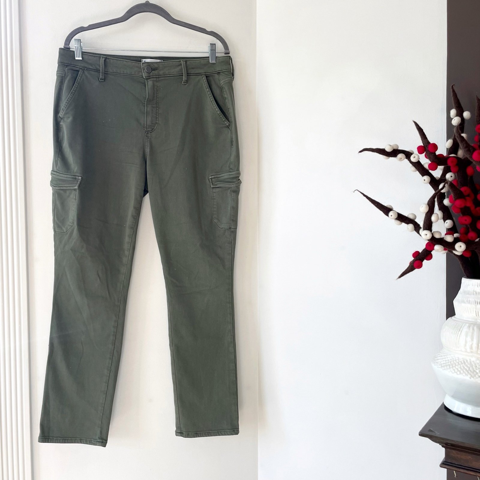 Paige Vintage Ivy Green Cropped Cargo Pants | Size 31
