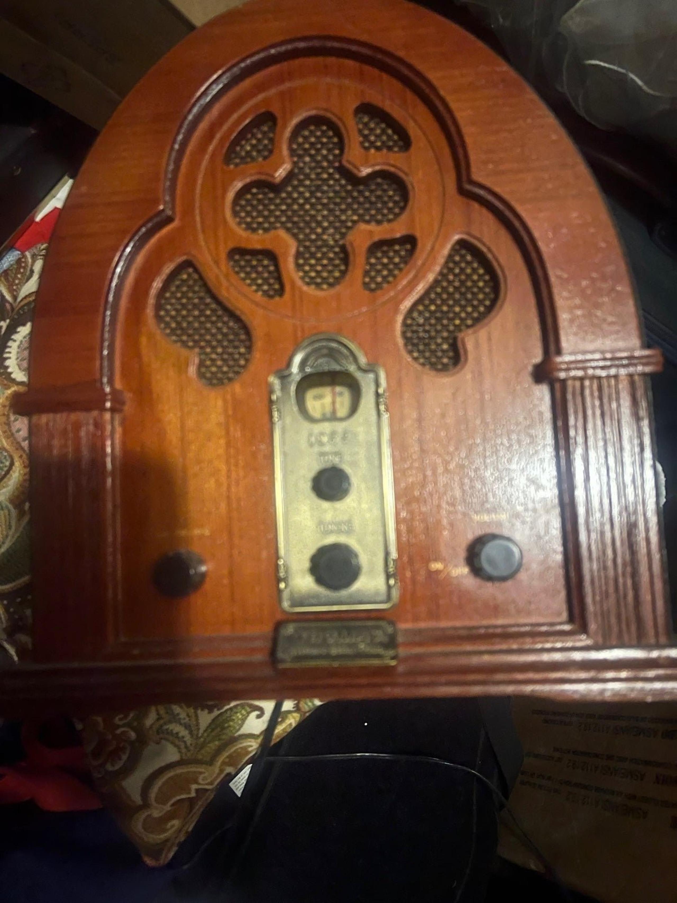 Antique Thomas collectors addition radio with cassette player.