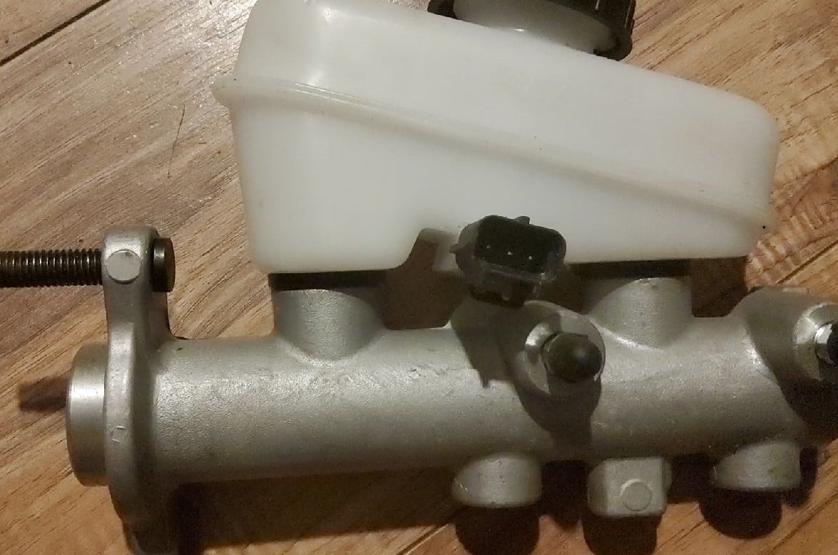 Ford Mustang 1999-2004 Break Master Cylinder with new Traction control
