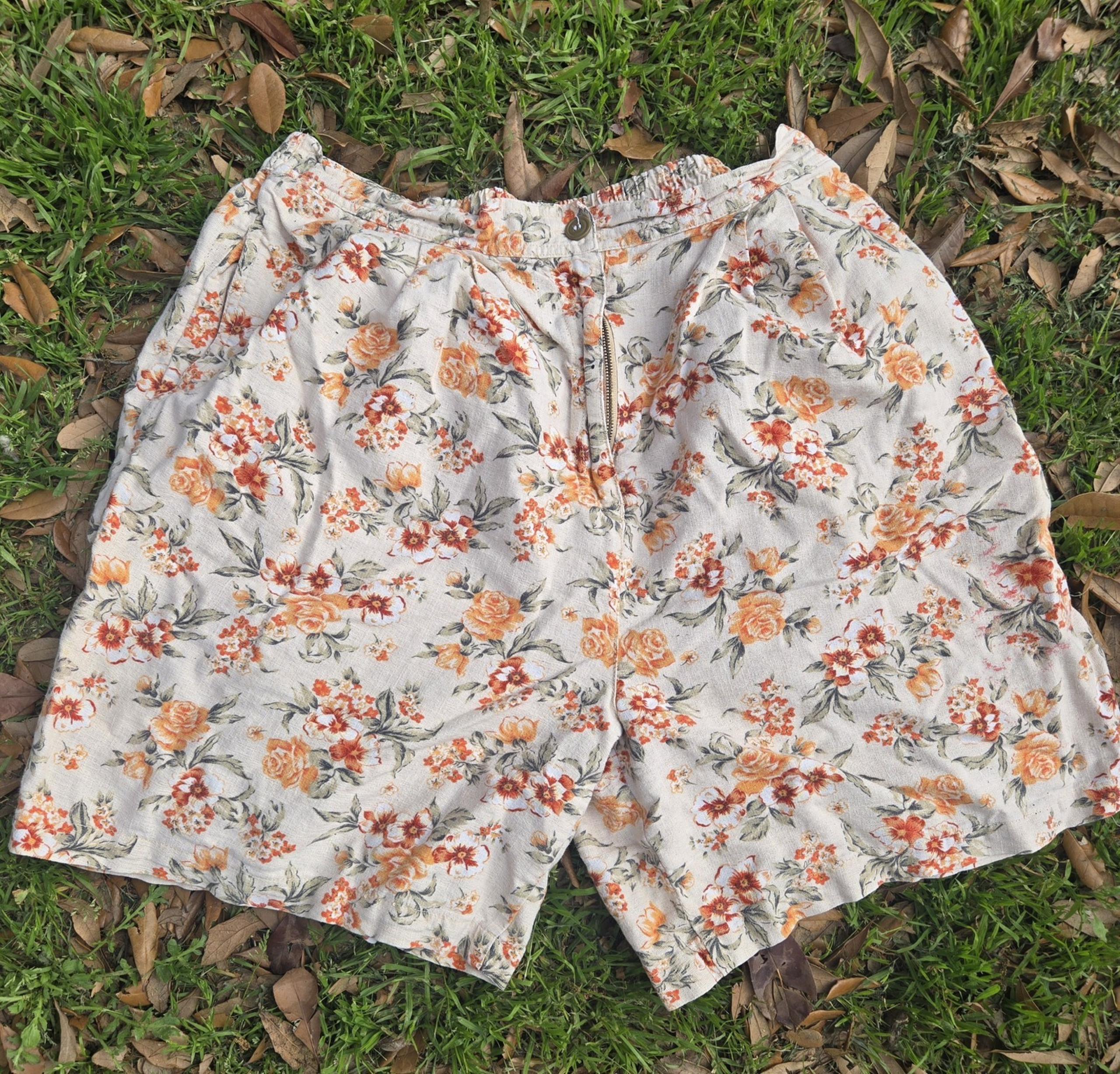 Erika Floral Shorts Cream Stretch Mom Shorts Vintage Cottage Core Preppy Sz L