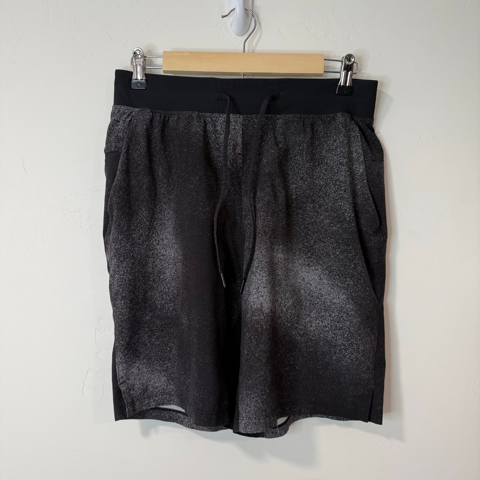 Lululemon Men's THE Short Gym Active Running Unlined Black Grey Medium