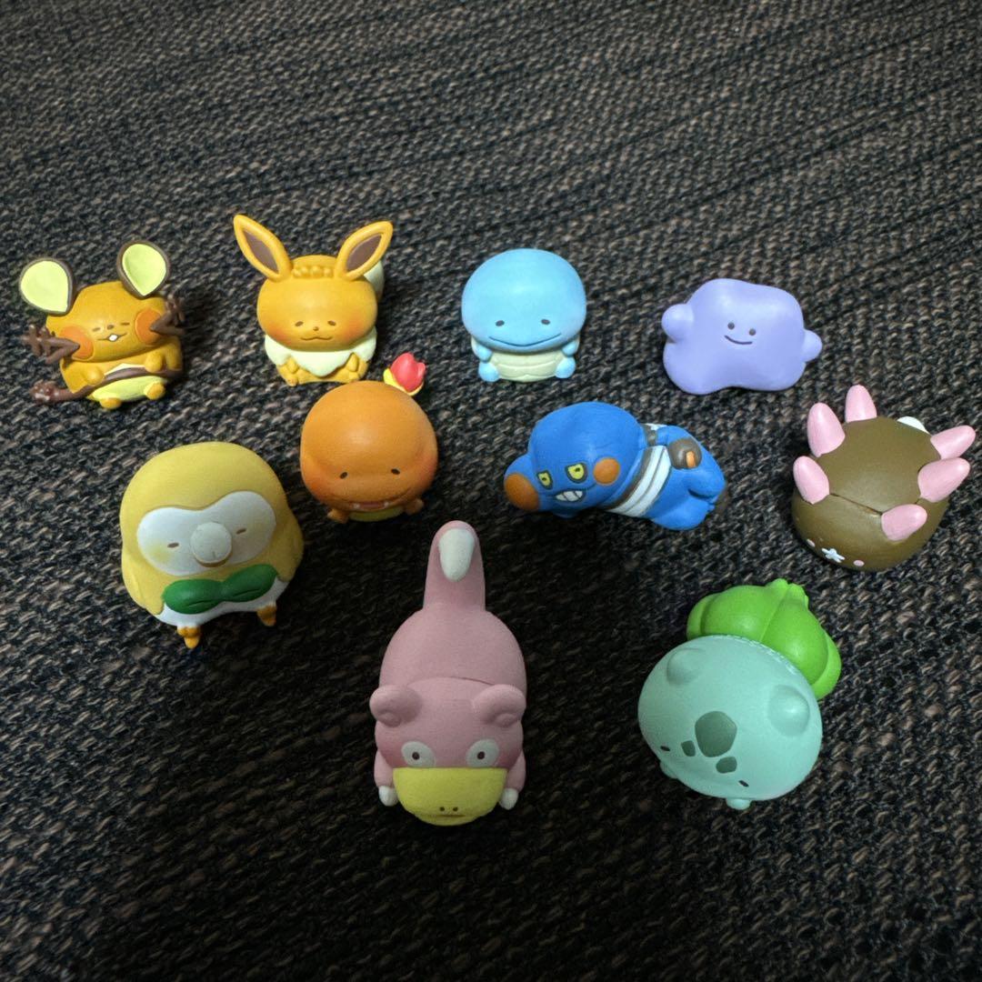Pokemon Canahei Gachagacha, a set of 10 toys.