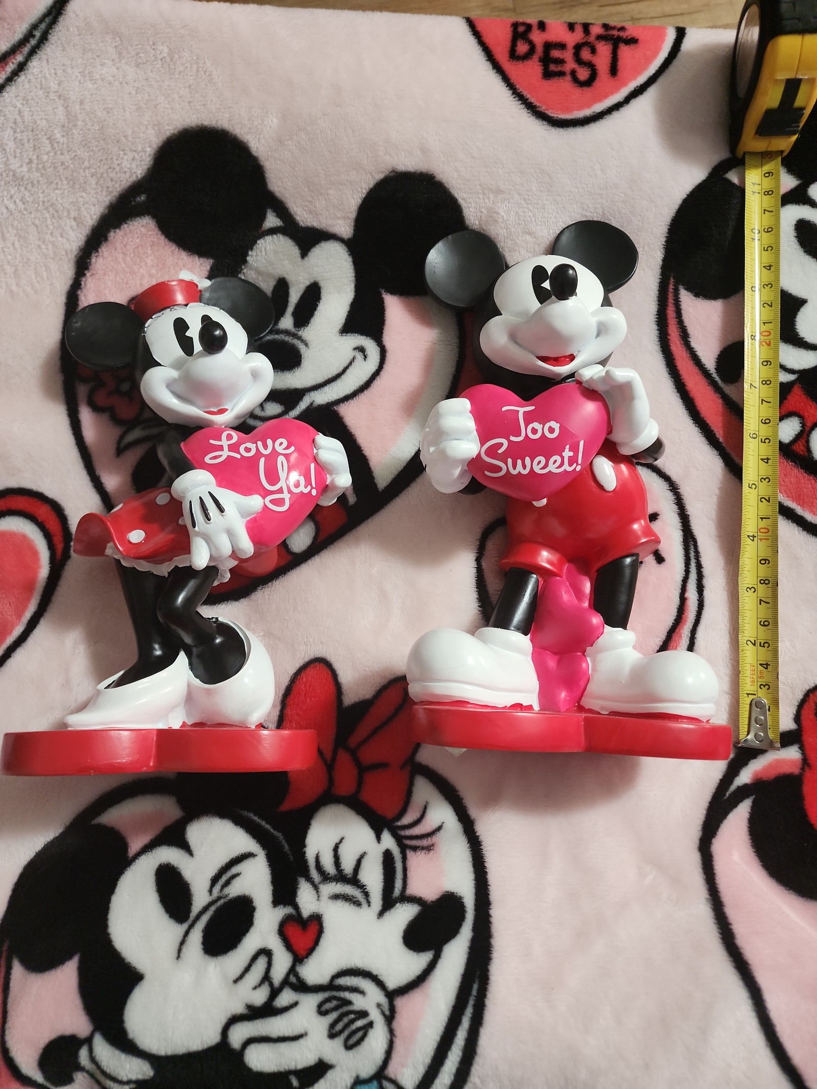 Mickey and Minnie Valentine figures