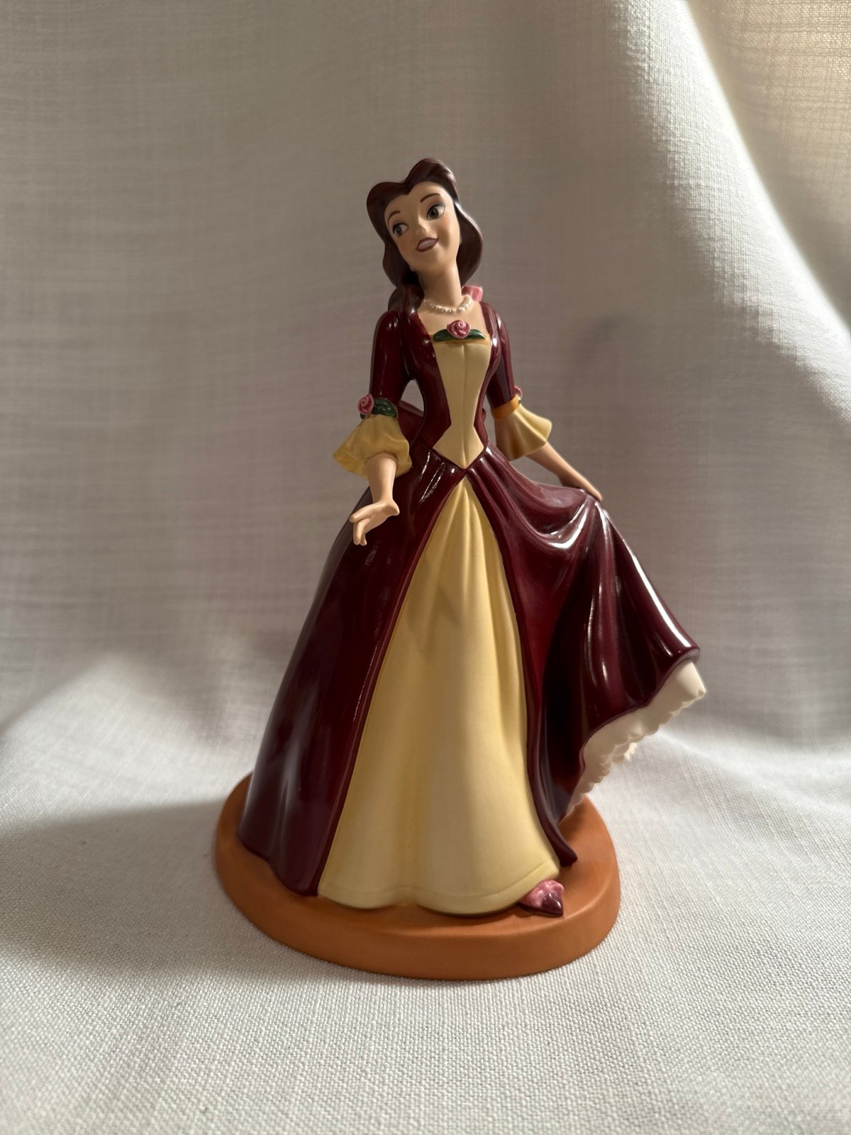 Walt Disney Classics figurine Belle from Beauty and Beast The Gift of Love