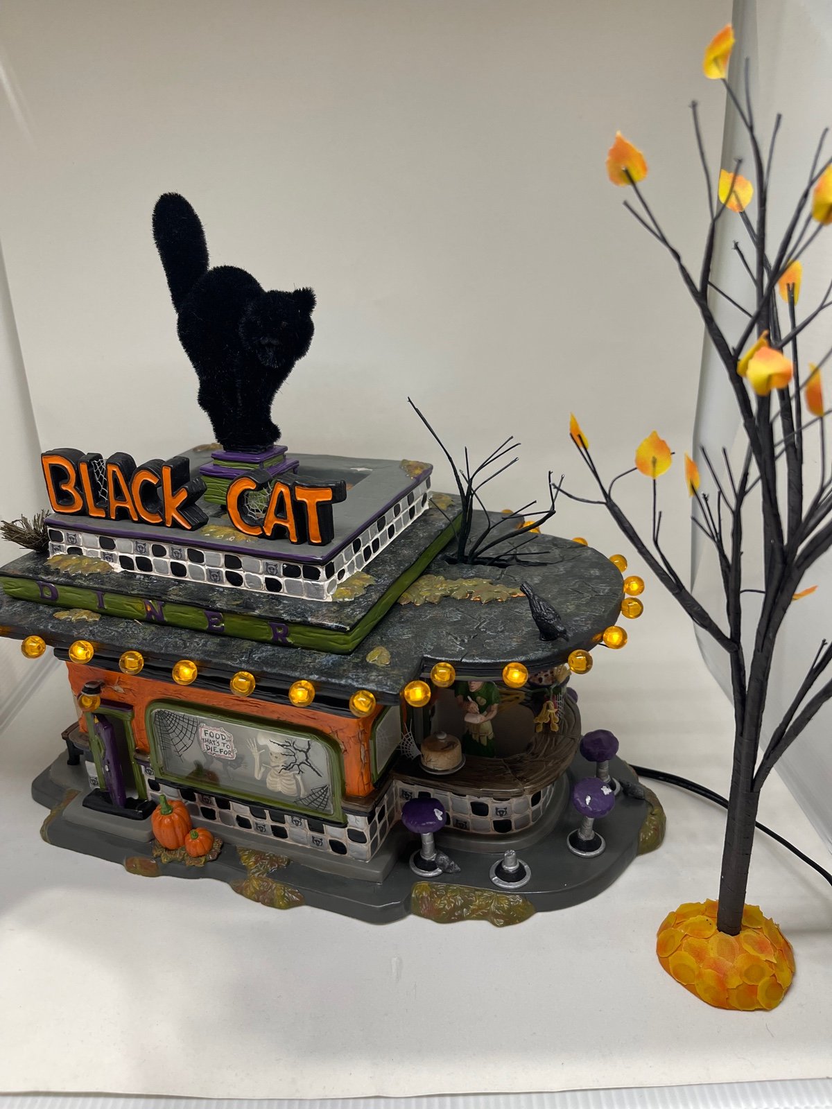 Department 56 Halloween ~ Black Cat Diner ! ~ Snow Village Collection !