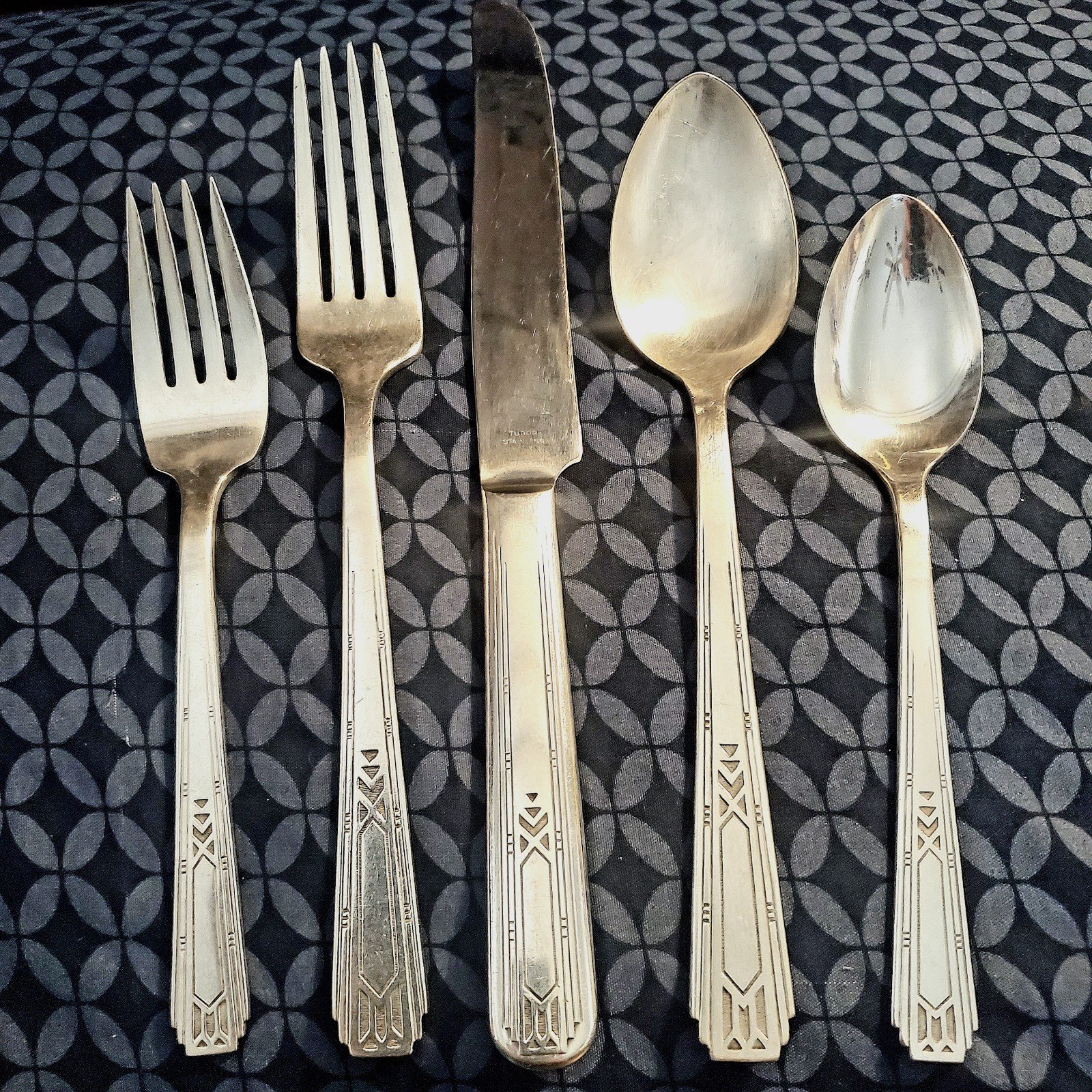 VTG Oneida Friendship Medality Art Deco 5 pc Place Setting Community Tudor Plate