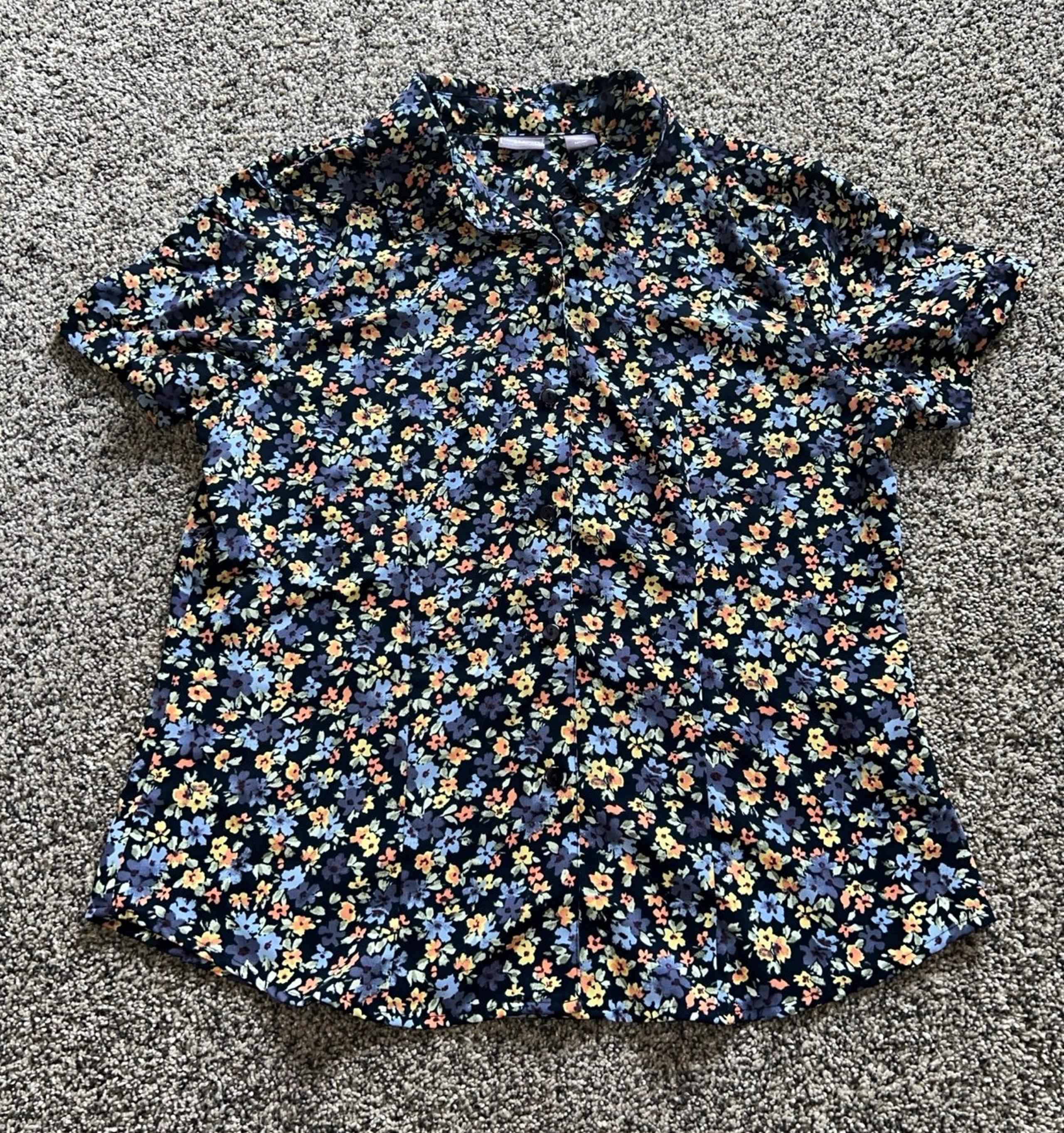 Laura Scott Petite Floral button down short sleeve blouse size petite medium