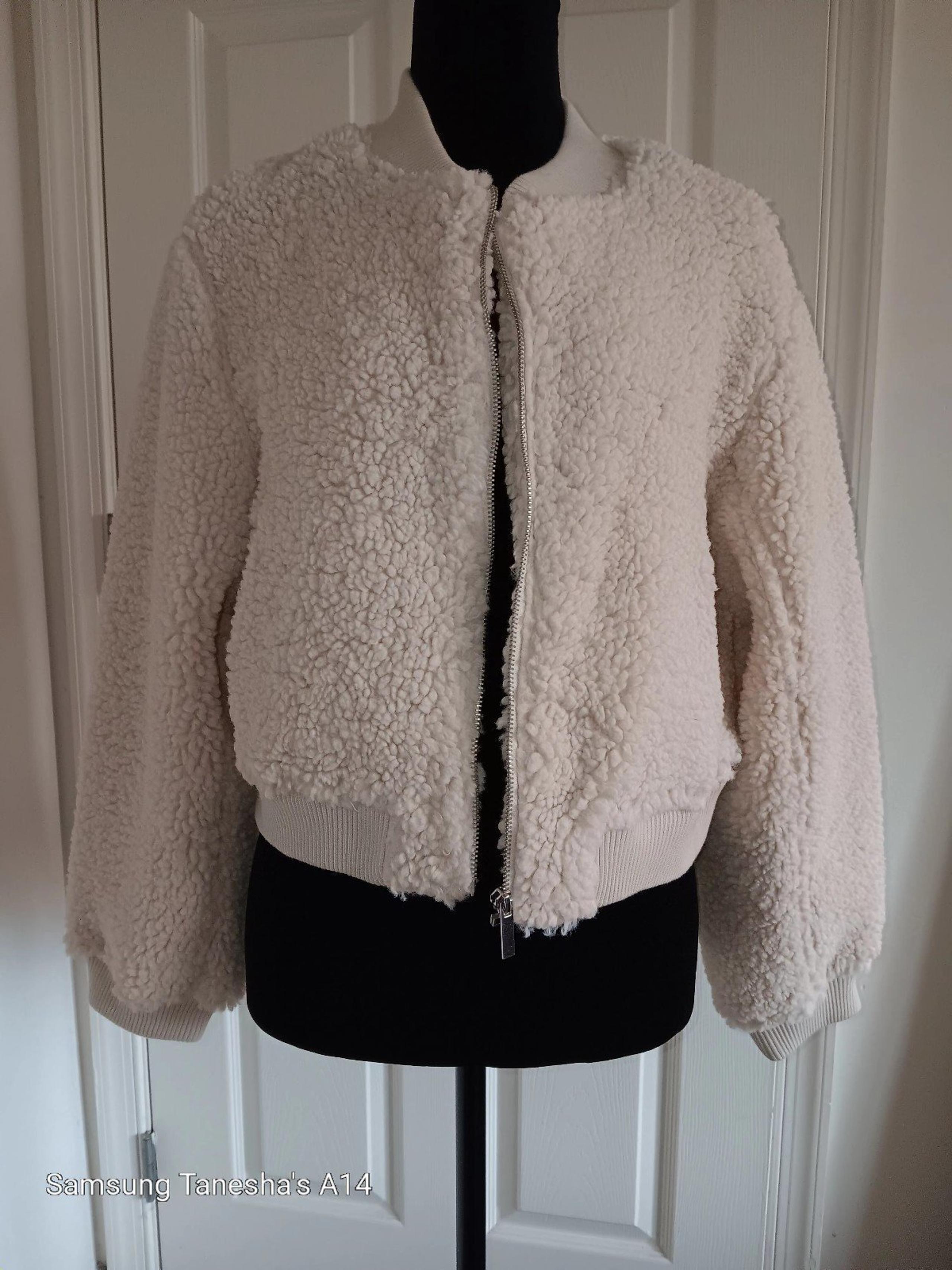 Forever 21 Women's vanilla cream fuzzy zip up Bomber Jacket with pockets